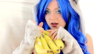 Cosplayer penetrates her queasy pussy with a banana